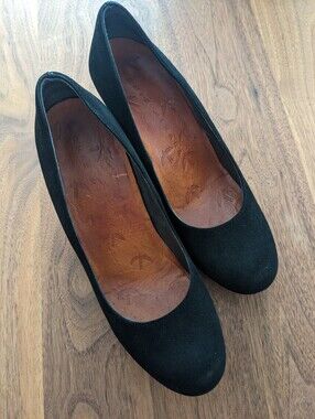Classic Black Suede Women's Round-Toe Pumps